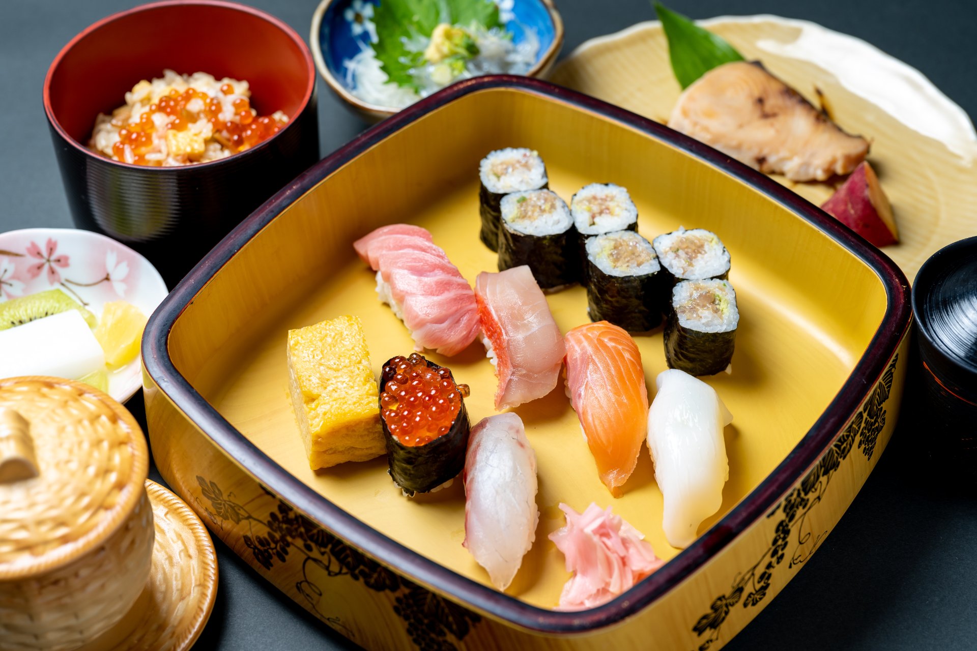握り寿司七貫と巻物一本、茶碗蒸しと御椀を添えたセットを俯瞰で撮影した写真
