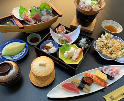 刺身、天ぷら、小鉢を揃えた和食御膳が木盆に載った写真